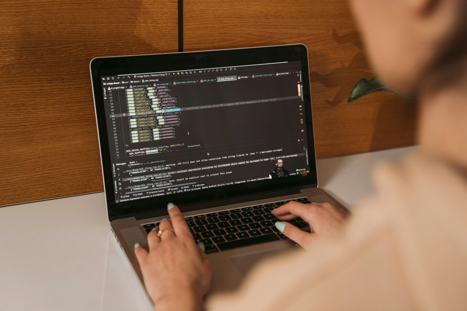 Ordinateur portable affichant du code source, illustrant les bonnes pratiques de développement selon les principes SOLID.